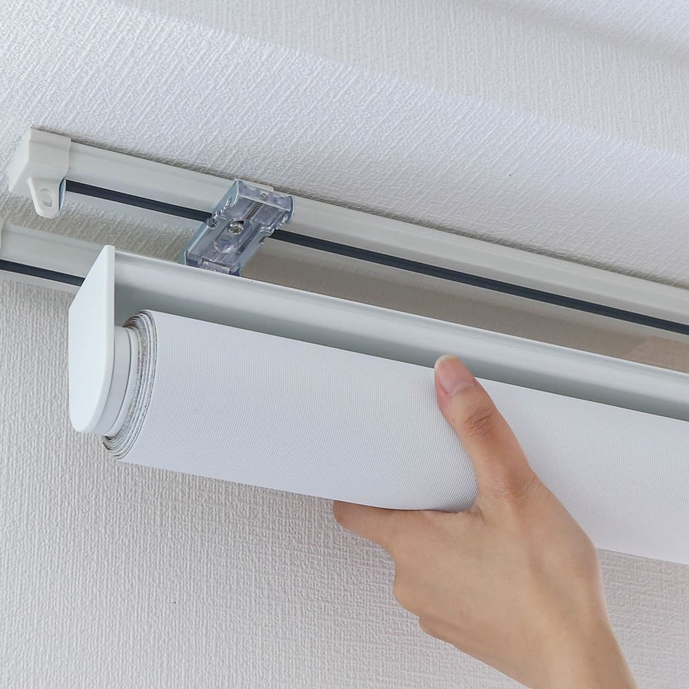 賃貸の方でも安心！レール取付けで設置可能なロールスクリーン