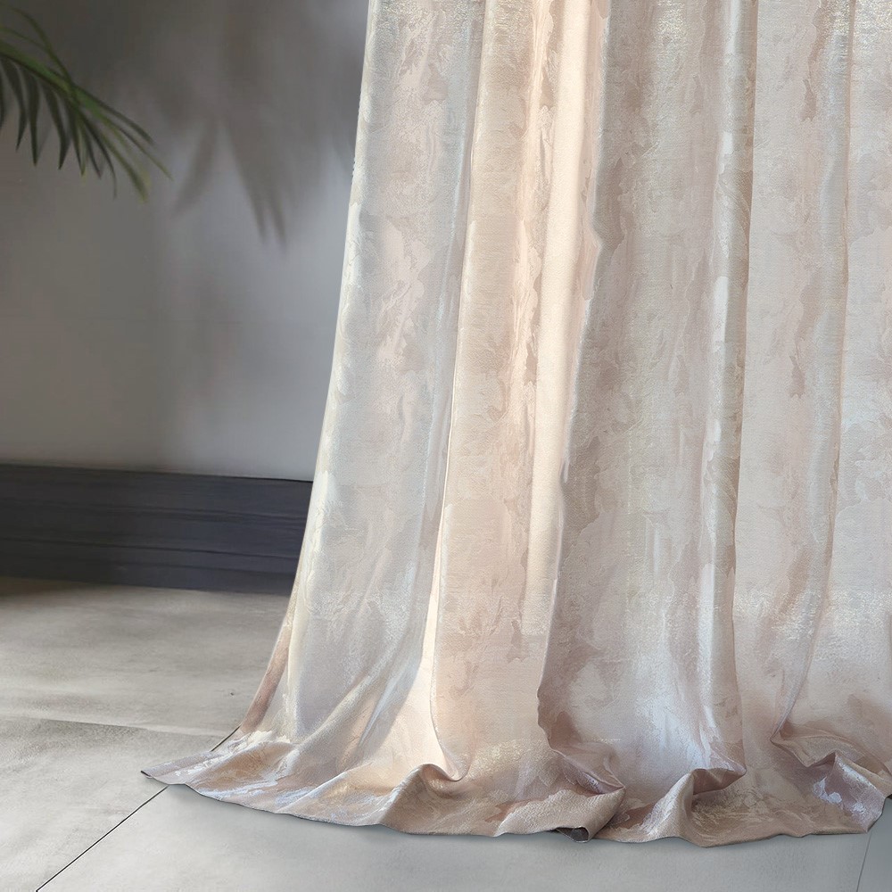 光を浴びてゴージャスな艶めきを放つ、特別感溢れるテキスタイル＜レゼルヴァ＞。