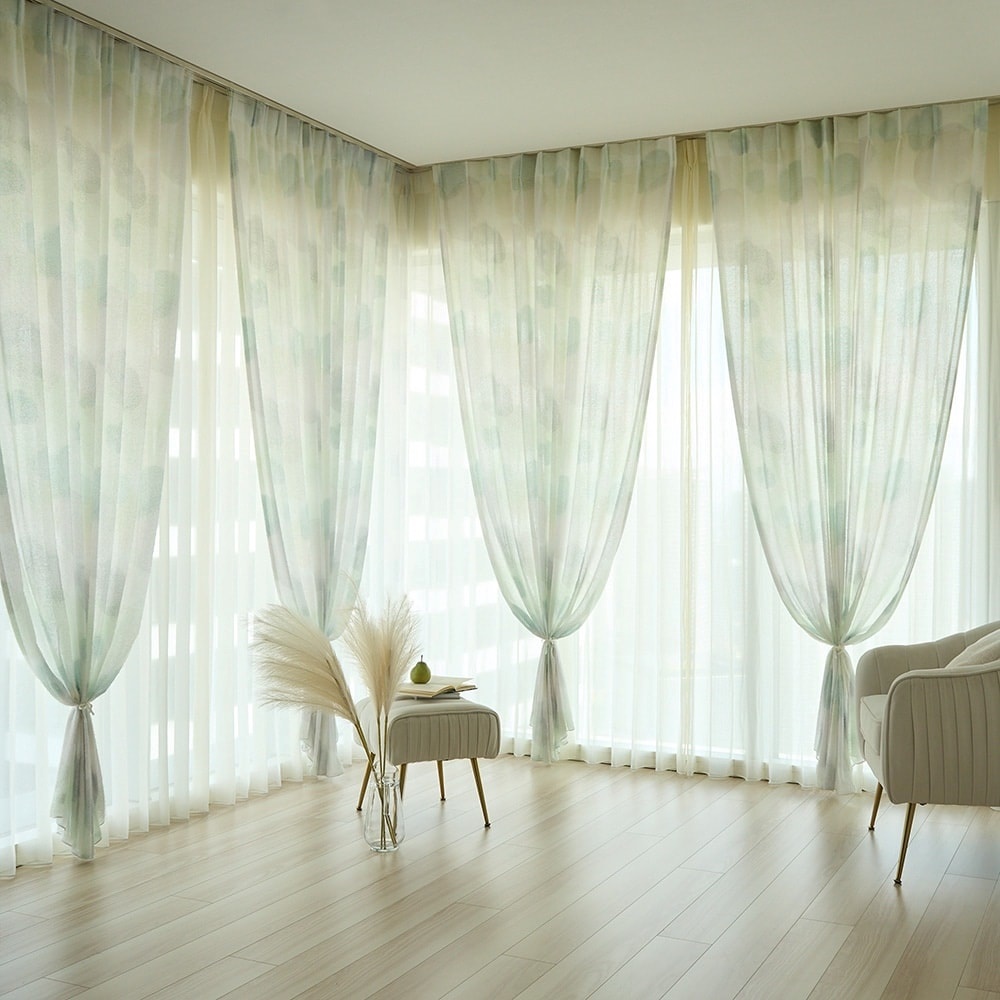 ふわふわと浮かぶランダムで自由なドット柄に、モフモフとしたシャギー感のある生地が絶妙にマッチしたカーテン