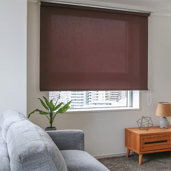 ファブリックのような質感が魅力の、40色展開のサンゲツ製ロールスクリーン「カラーズ」