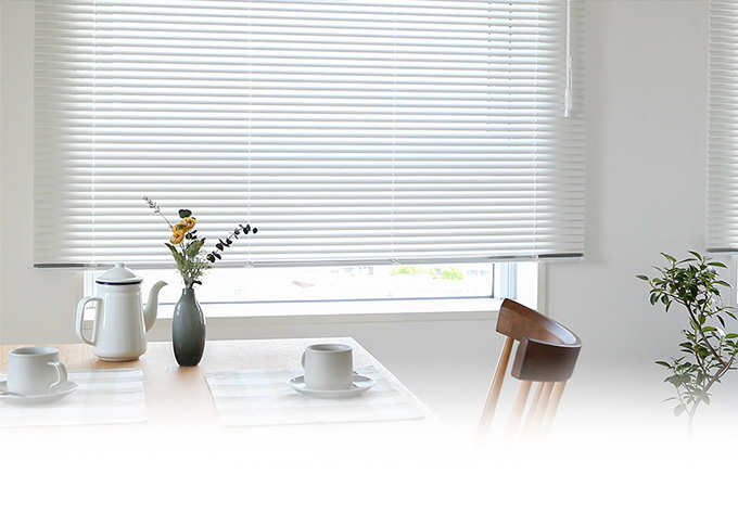 すっきりとした窓に設置されたアルミブラインドで構成されたスマホ用看板