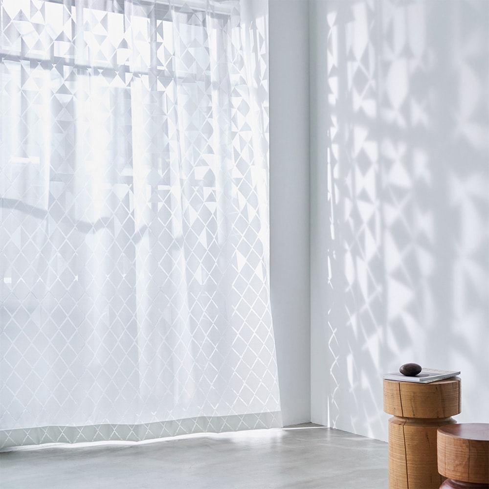 レースカーテン カットワーク風の幾何学柄に目を奪われる、上質なデザインレースカーテン ＜イリオス ナチュラル＞