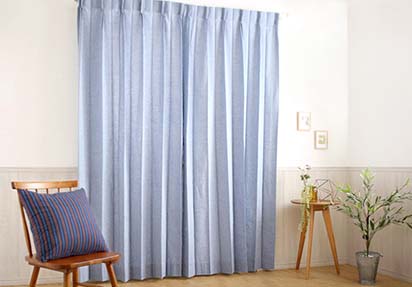 カーテンレールにつるして自然乾燥させます