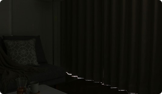 完全遮光カーテンをかけた様子（日中）
