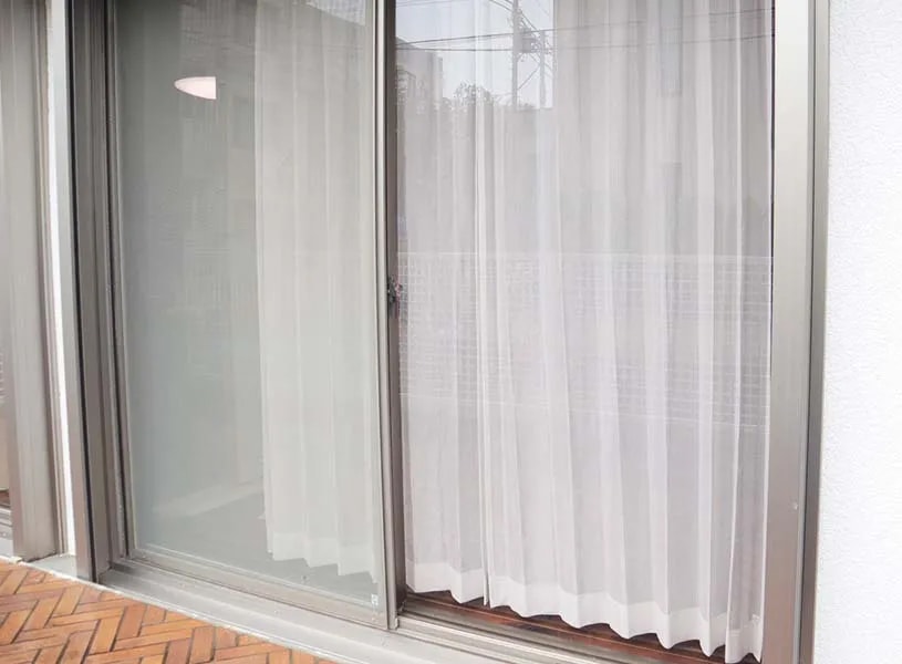 【昼】外から中を見た様子