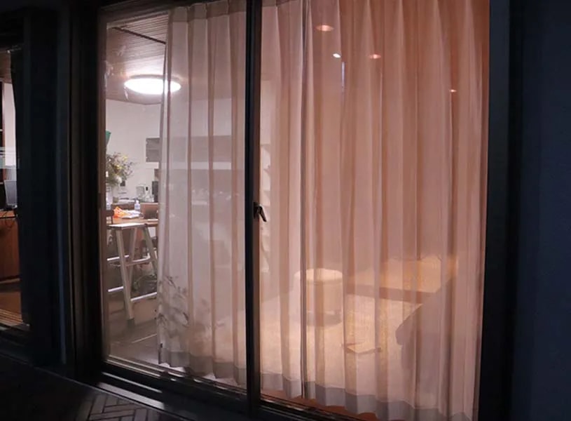 【夜】外から中を見た様子