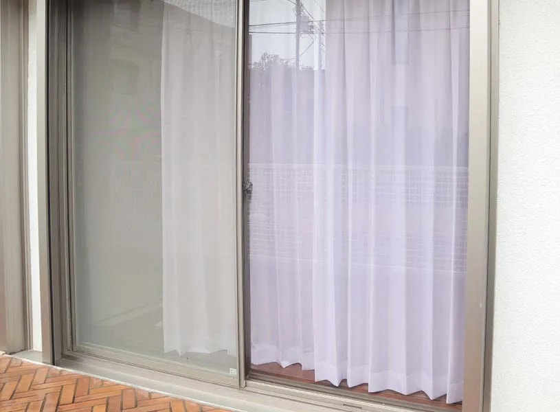 【昼】外から中を見た様子