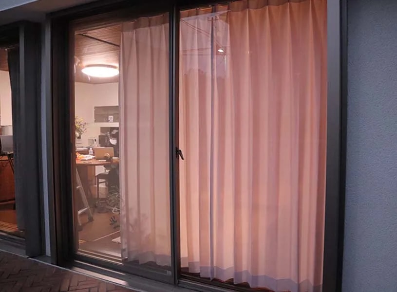 【夜】外から中を見た様子