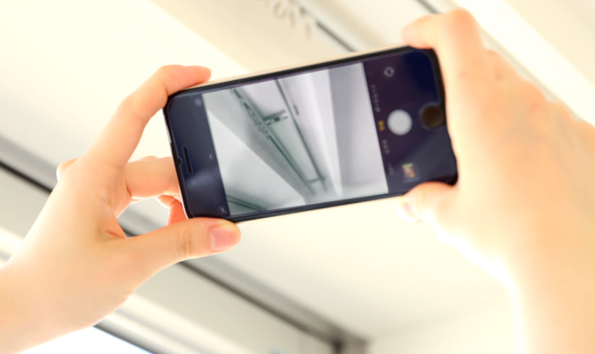 スマートフォンでお部屋を映す様子