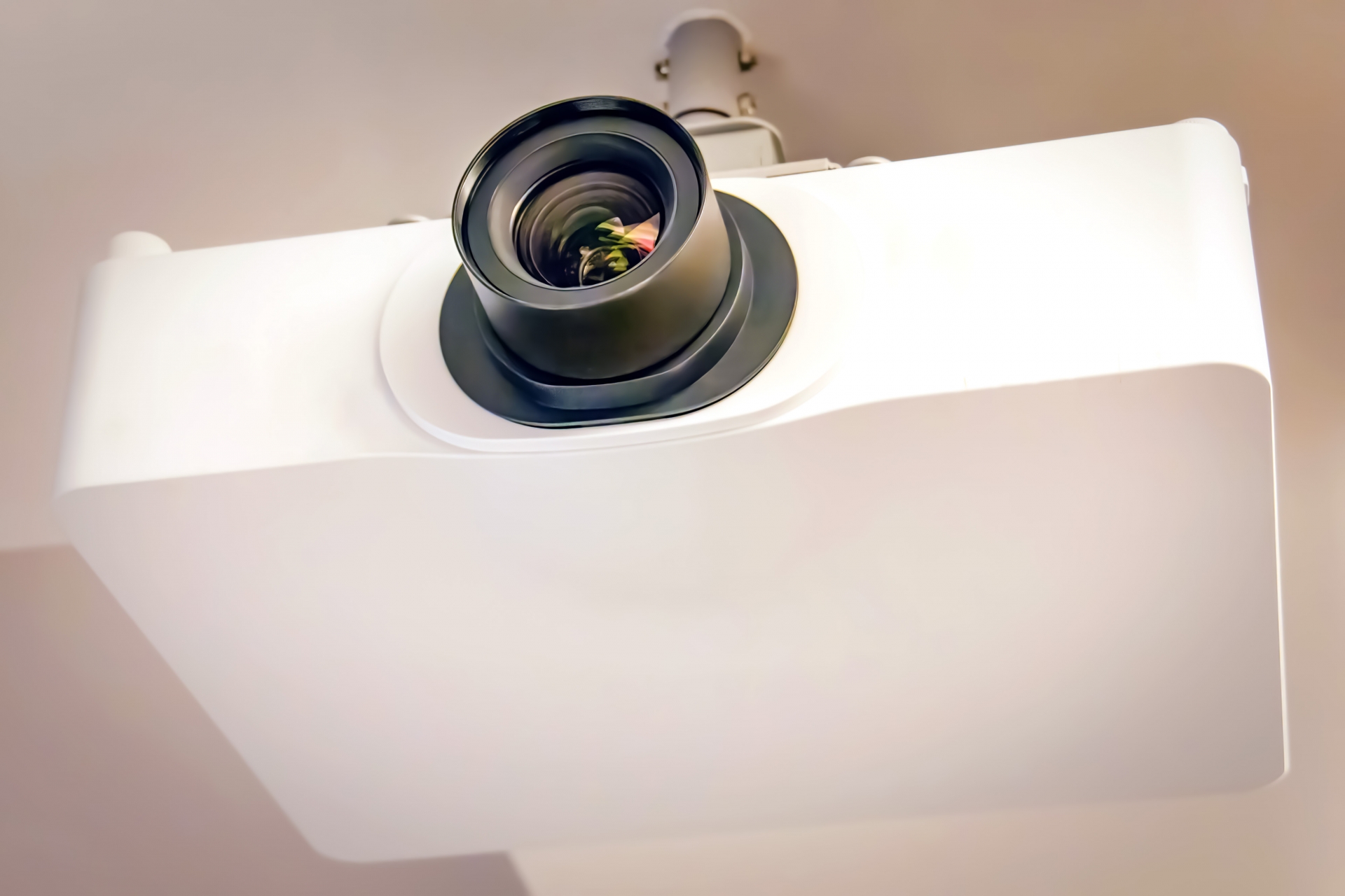 天井に設置された白いプロジェクター