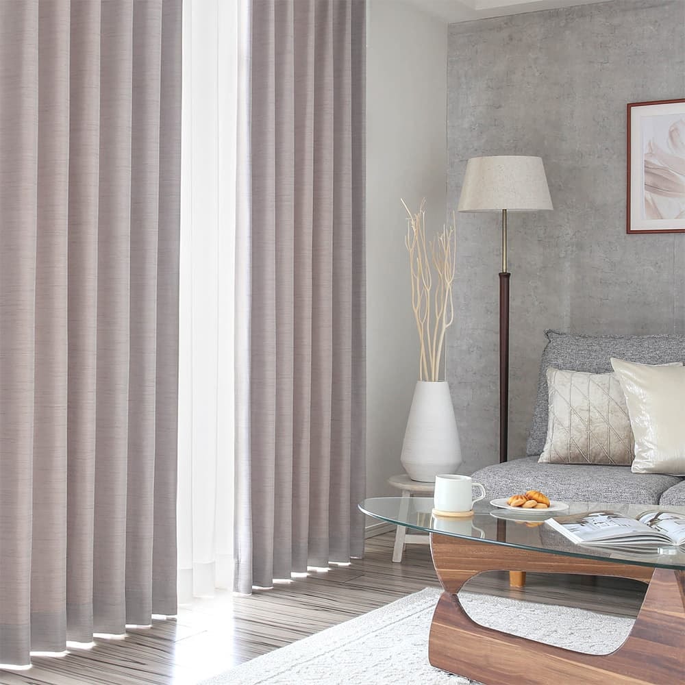 とにかく柔らかい生地感にこだわった、シャンタン織りの1級遮光カーテン ＜クレイン＞を見る