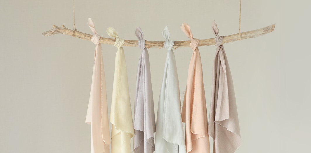 淡く抜け感あふれる色合いのドレープカーテンが、愛おしいひと時を窓辺からそっと彩る