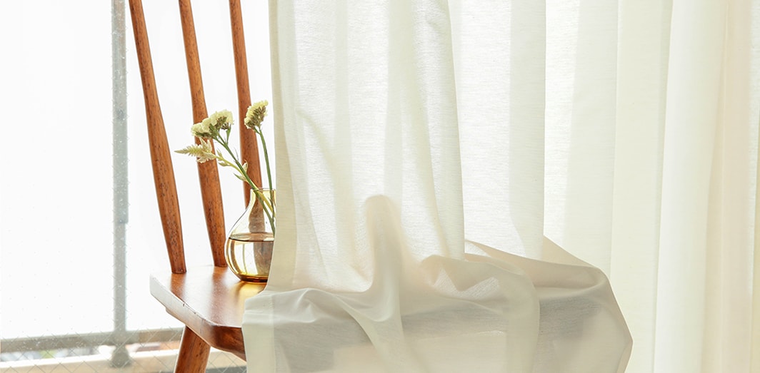 柔らかな陽ざしをお部屋に届けてくれる、レースカーテンの軽やかな生地