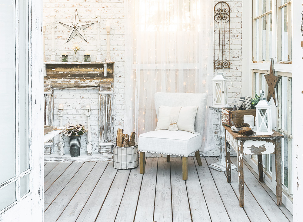 かすれた床と古い椅子