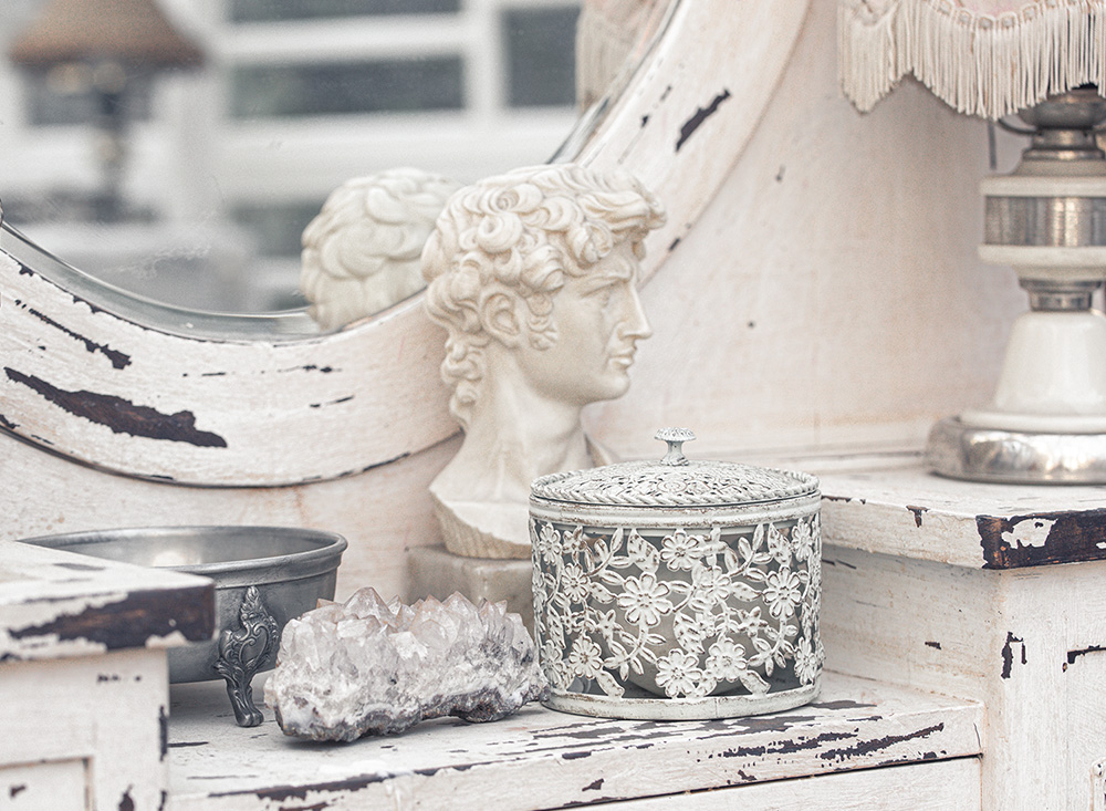 シャビーシックな机と白い彫刻