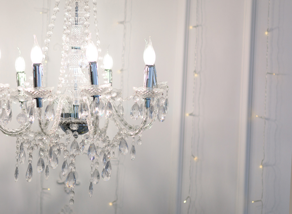 豪華でホワイトベースなシャンデリア