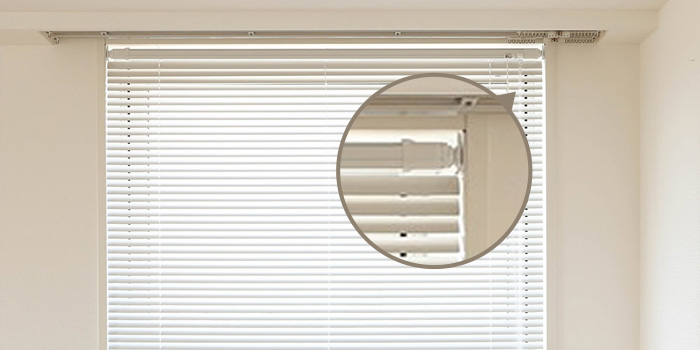 賃貸の窓につっぱりブラインドを設置した画像