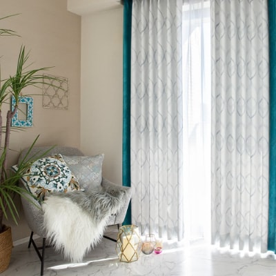 ラグジュアリーなモロッカンカーテン×シンプルなレースカーテン ＜パビリオンセット＞を見る