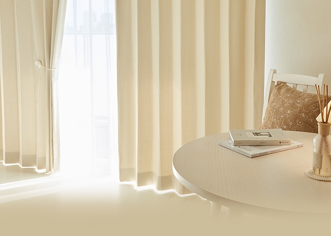 ベージュ、アイボリーカーテンの看板