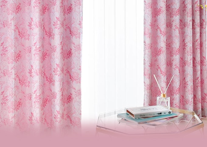 ピンクカーテンの看板