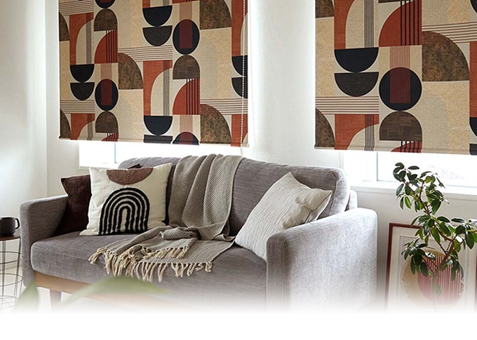 カーテンとお揃いのロールスクリーンの看板