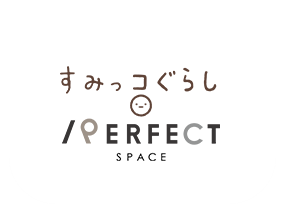 すみっこぐらしとパーフェクトスペースカーテン館のロゴ