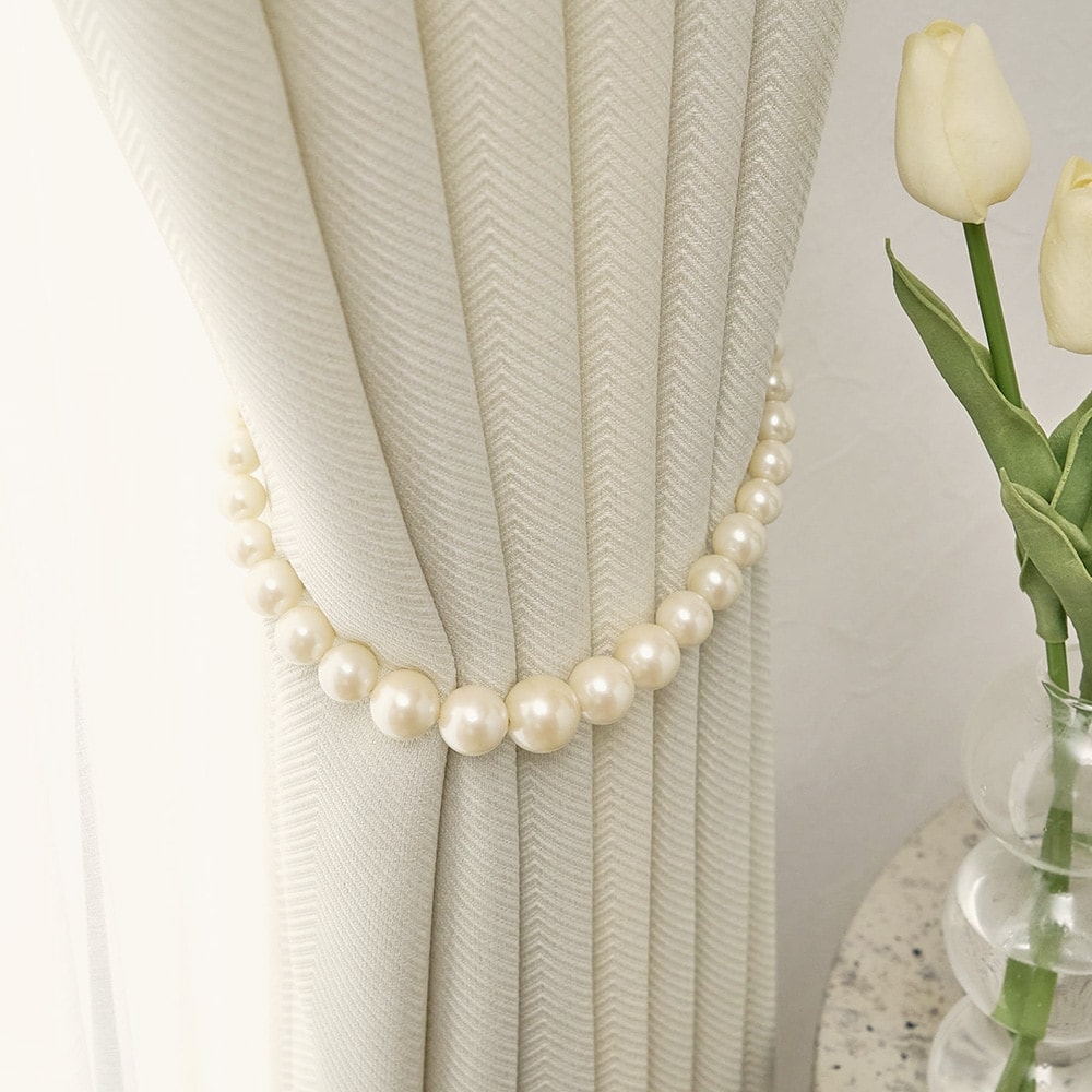 上品なきらめきを放つ、まるでパールネックレスのようなタッセル＜リュミエ＞