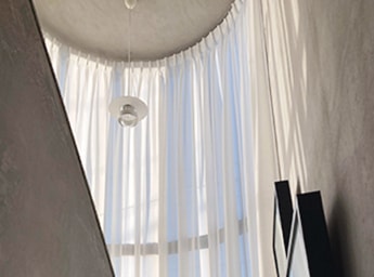 階段の窓のレース施工事例