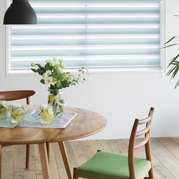 調光ロールスクリーン「コルトライン」をかけたダイニングの窓
