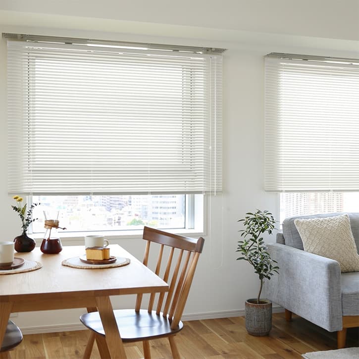 リビングに設置された2台のアルミブラインド