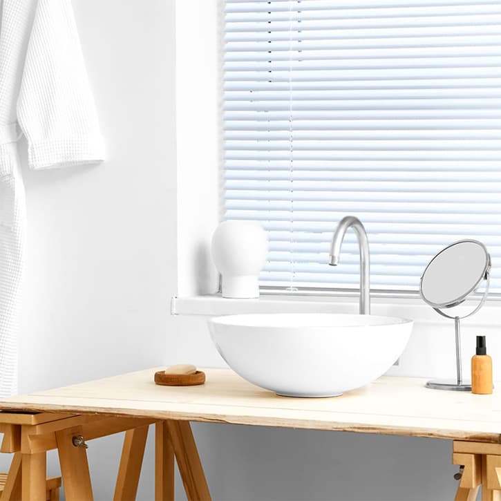 水場に設置された白いアルミブラインド