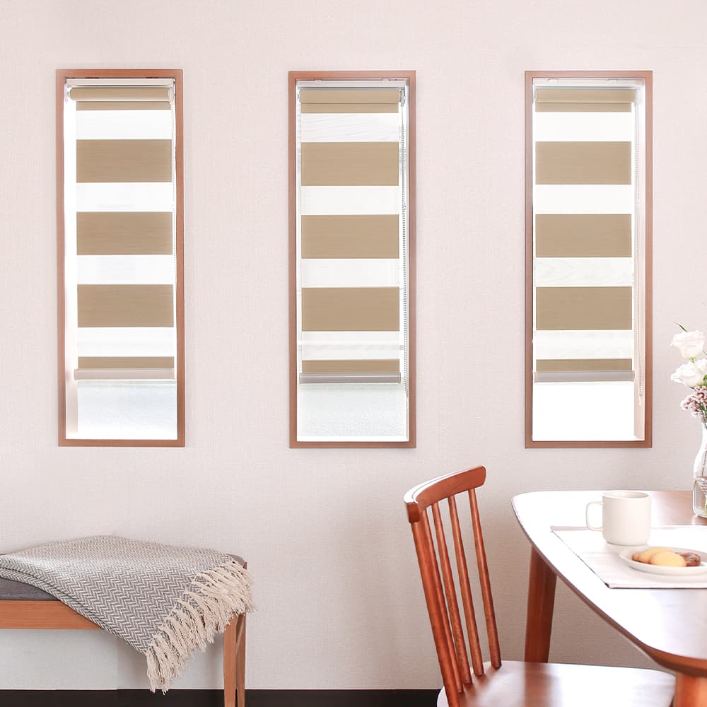 3つの小窓に設置された小さくて縦長のロールスクリーン