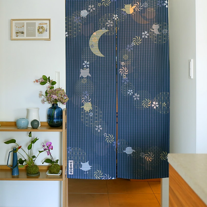 のれん ウォッシャブル  表と裏で違う柄を見せてくれる、Wプリント加工のこだわりのれん ＜不苦労一家 ダークブルー ＞