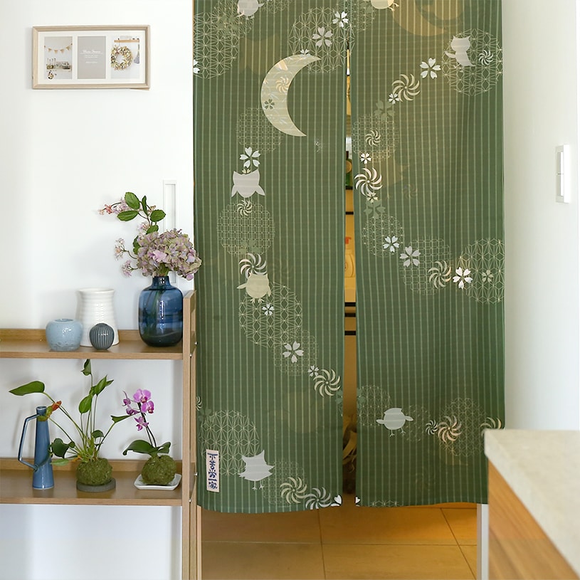 のれん ウォッシャブル  表と裏で違う柄を見せてくれる、Wプリント加工のこだわりのれん ＜不苦労一家 グリーン＞