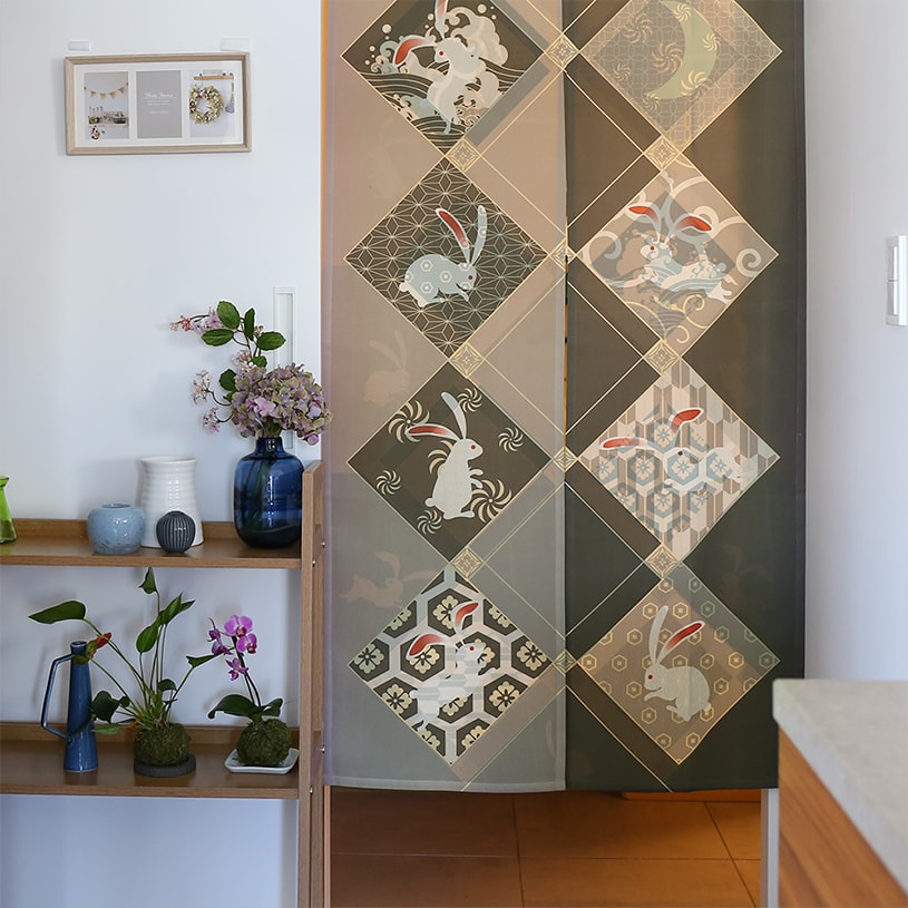 のれん ウォッシャブル  表と裏で違う柄を見せてくれる、Wプリント加工のこだわりのれん ＜七福うさぎ ブラウンベージュ ＞