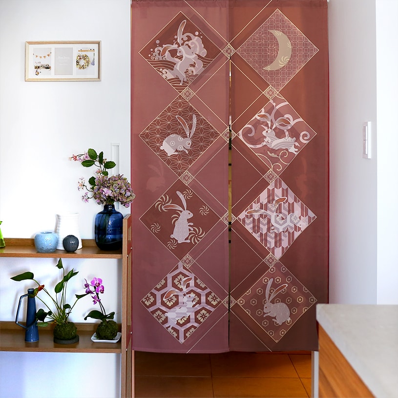 のれん ウォッシャブル  表と裏で違う柄を見せてくれる、Wプリント加工のこだわりのれん ＜七福うさぎ レッド ＞