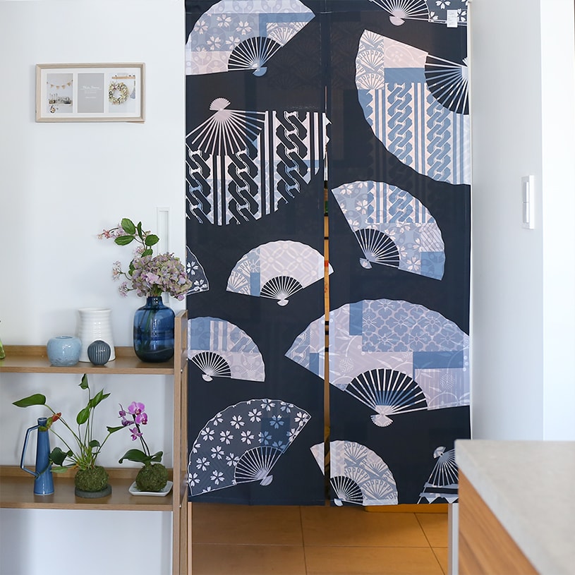 のれん ウォッシャブル  表と裏で違う柄を見せてくれる、Wプリント加工のこだわりのれん ＜扇子パッチワーク＞