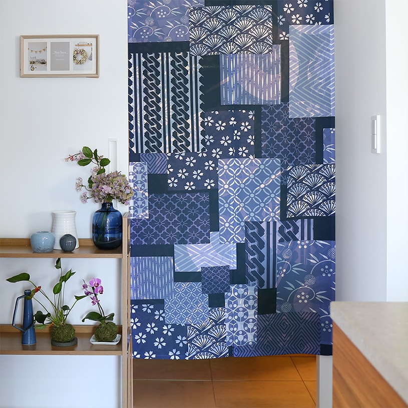 のれん ウォッシャブル  表と裏で違う柄を見せてくれる、Wプリント加工のこだわりのれん ＜番傘パッチワーク＞