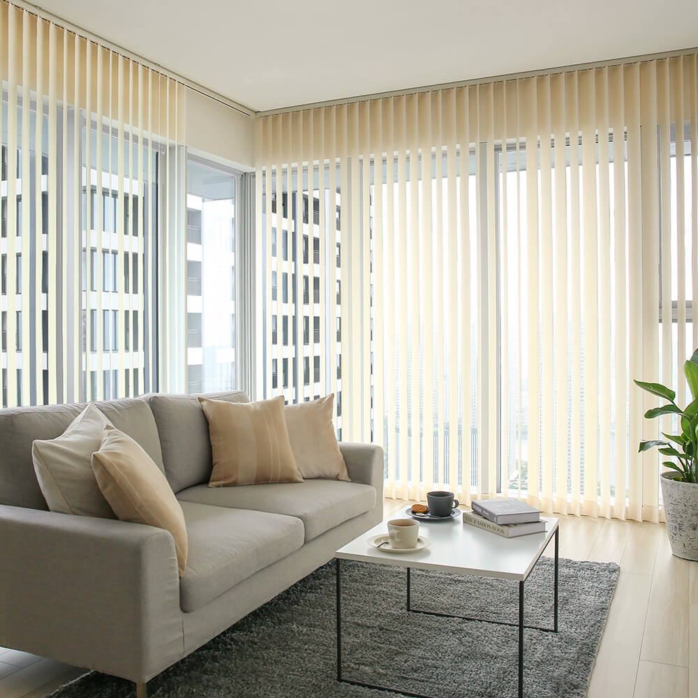 外が綺麗に見える昼間のシングルスタイルのバーチカルブラインド