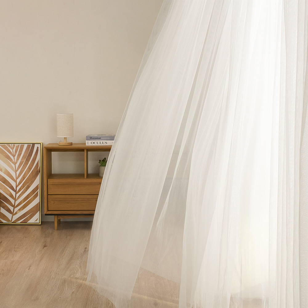 このボリューム感がたまらない、無地でもインテリアの主役になるチュールレースカーテン ＜ボリュームチュール ホワイト＞