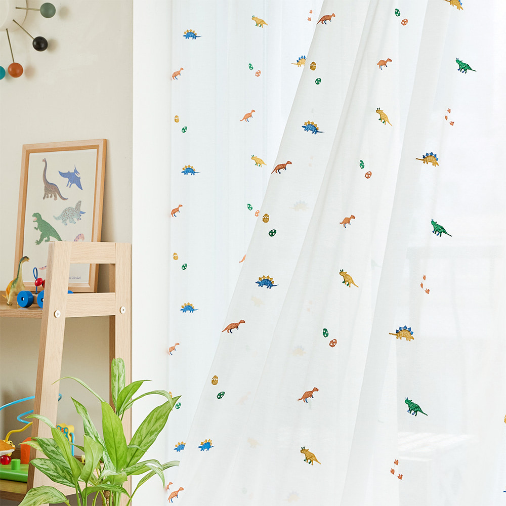 どっかーん！窓辺の楽しさ大噴火！！カラフルな恐竜たちの刺繍レースカーテン ＜きょうりゅうの世界 アイボリー＞