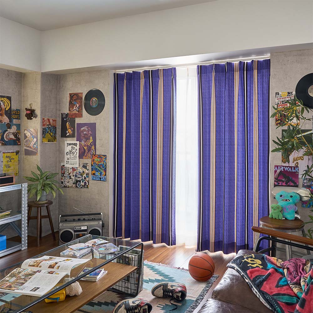 西の街に流れる紫とゴールドのリズムを感じる、ヴィンテージユニフォーム風ストライプカーテン
