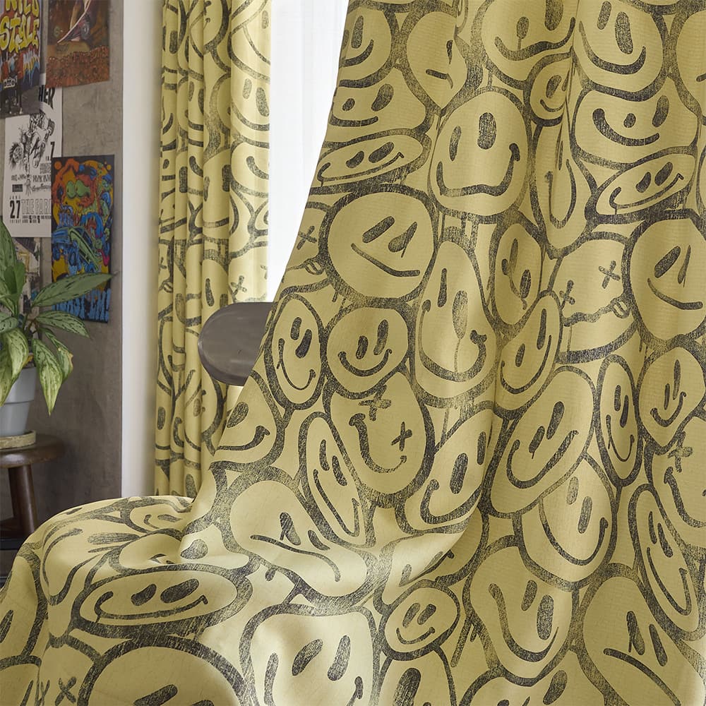 ラフに無造作に散らばる、スプレーで描いたようなスマイリーカーテン