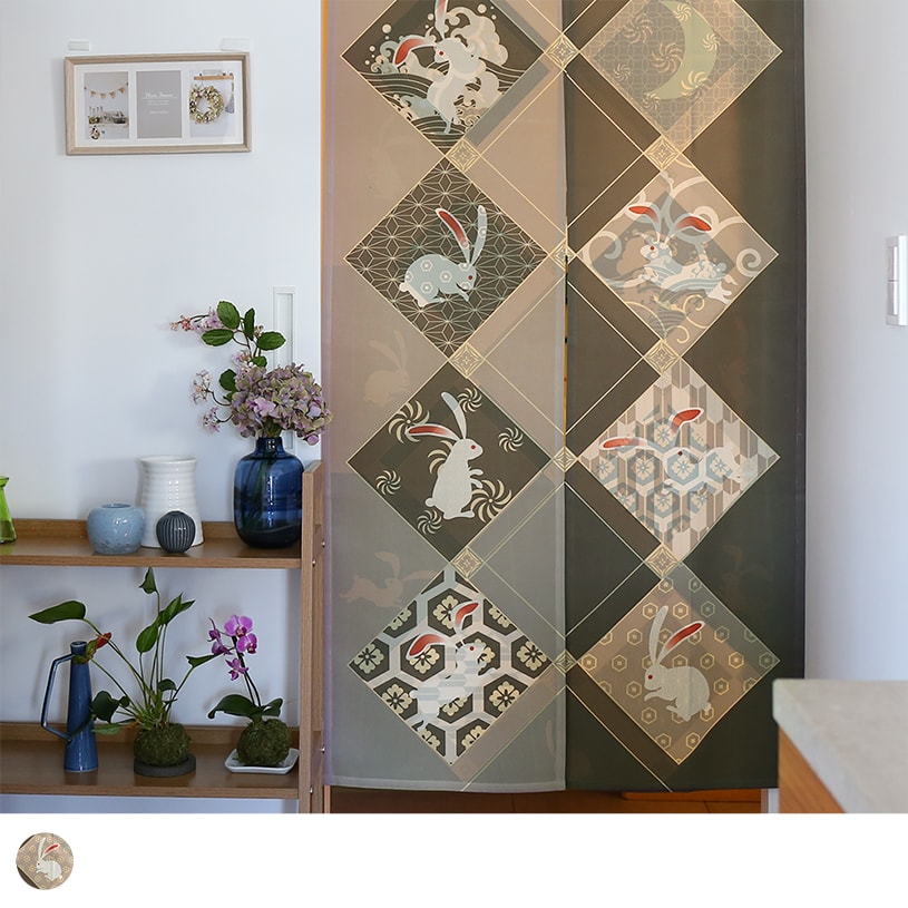 のれん ウォッシャブル  表と裏で違う柄を見せてくれる、Wプリント加工のこだわりのれん ＜七福うさぎ ブラウンベージュ ＞