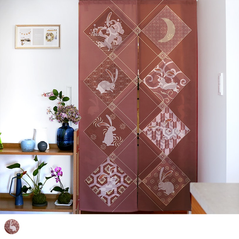 のれん ウォッシャブル  表と裏で違う柄を見せてくれる、Wプリント加工のこだわりのれん ＜七福うさぎ レッド ＞