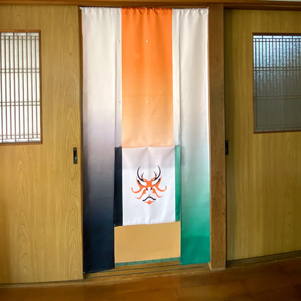 のれん ウォッシャブル ボタンで簡単調節♪好きな高さに変えられる高さ調節のれん ＜歌舞伎＞02