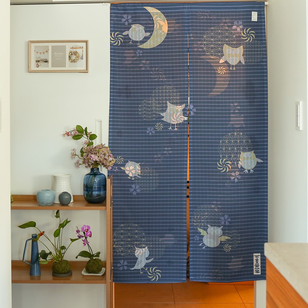 のれん ウォッシャブル  表と裏で違う柄を見せてくれる、Wプリント加工のこだわりのれん ＜不苦労一家 ダークブルー ＞02