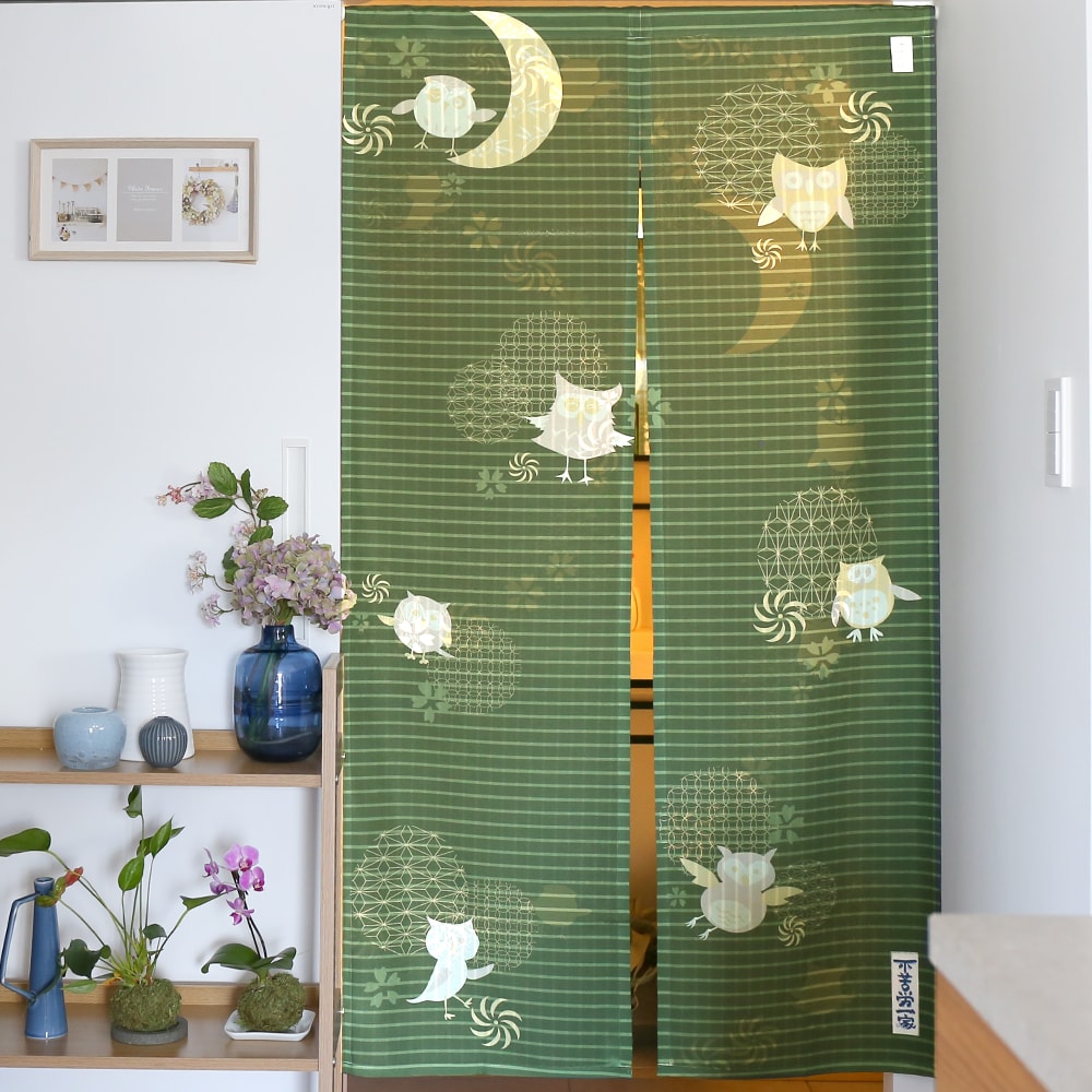 のれん ウォッシャブル  表と裏で違う柄を見せてくれる、Wプリント加工のこだわりのれん ＜不苦労一家 グリーン＞02