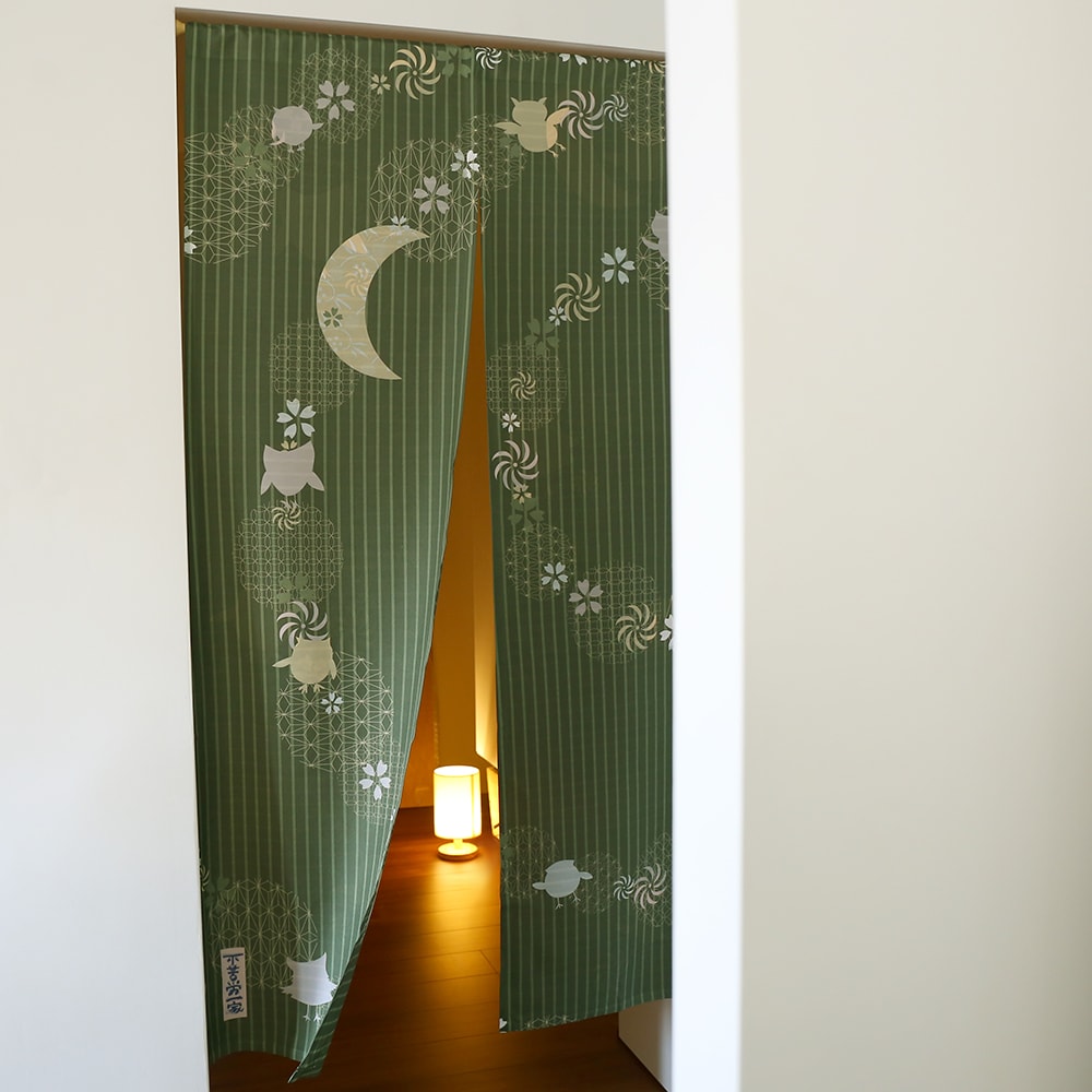 のれん ウォッシャブル  表と裏で違う柄を見せてくれる、Wプリント加工のこだわりのれん ＜不苦労一家 グリーン＞04