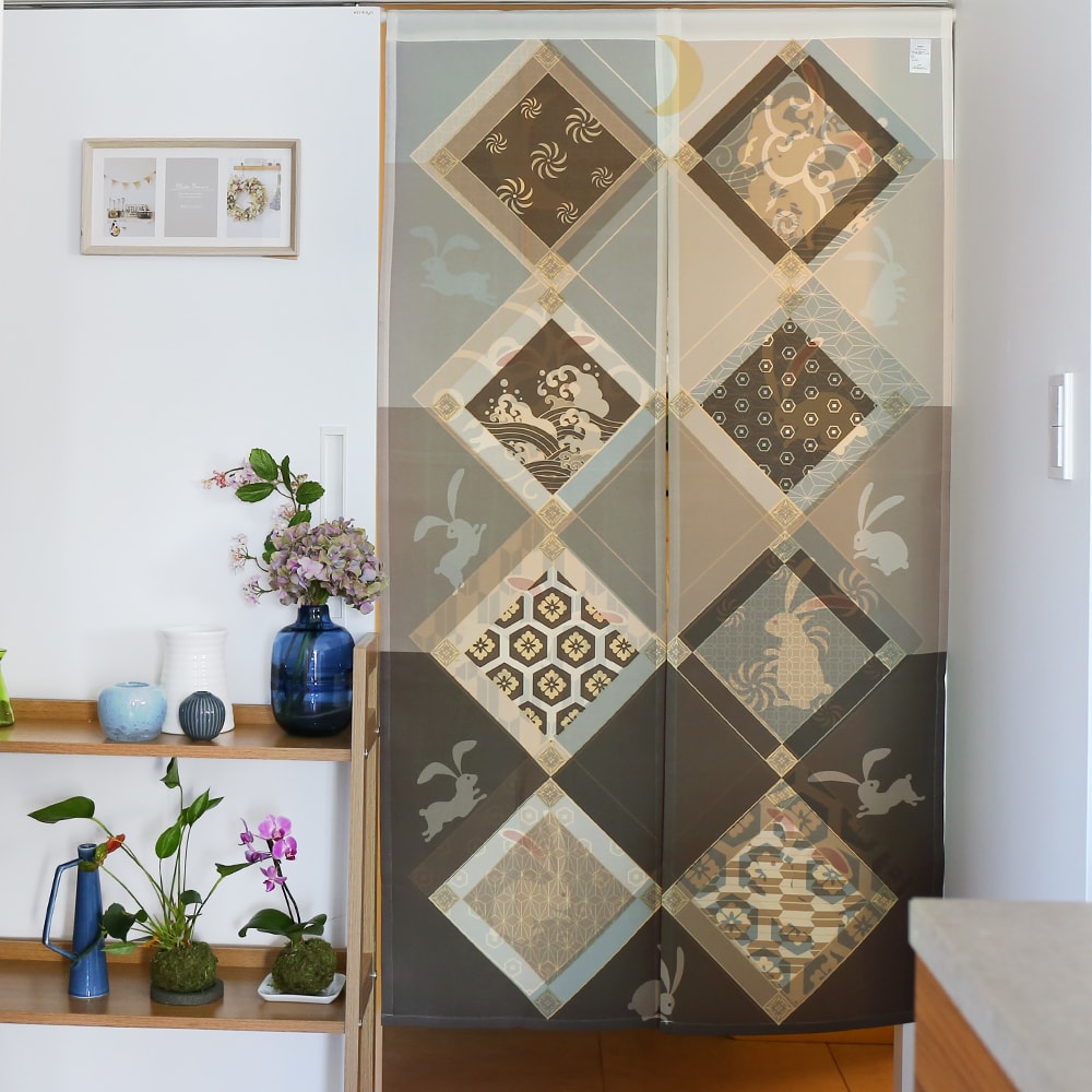 のれん ウォッシャブル  表と裏で違う柄を見せてくれる、Wプリント加工のこだわりのれん ＜七福うさぎ ブラウンベージュ ＞02